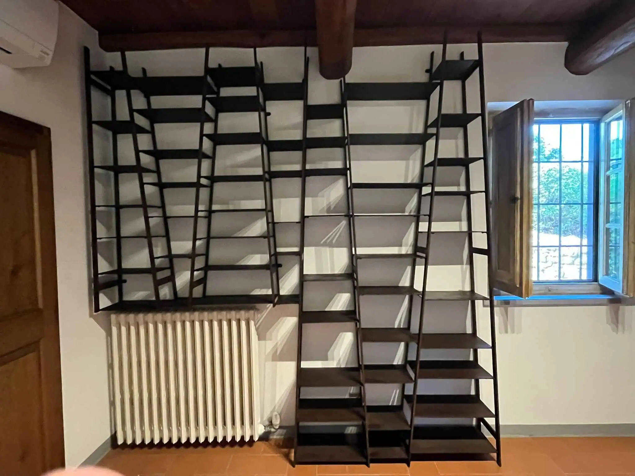 Libreria FUORI PIOMBO — arredo in ferro battuto