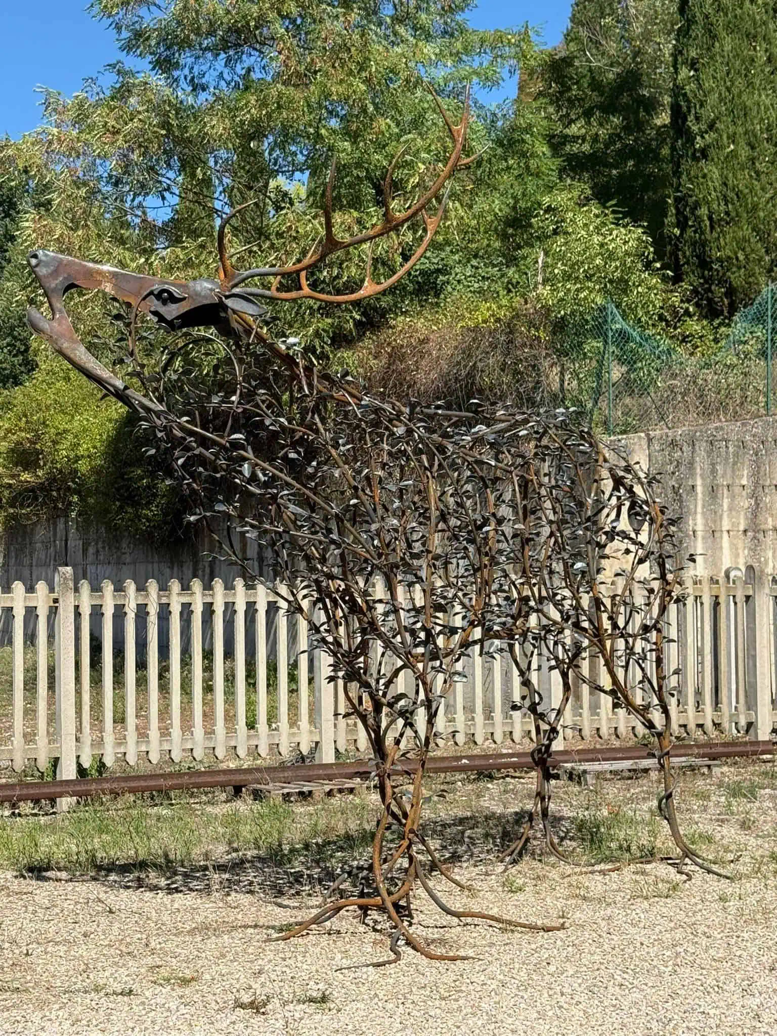 Il Cervo — scultura in ferro battuto per il parco di Stia