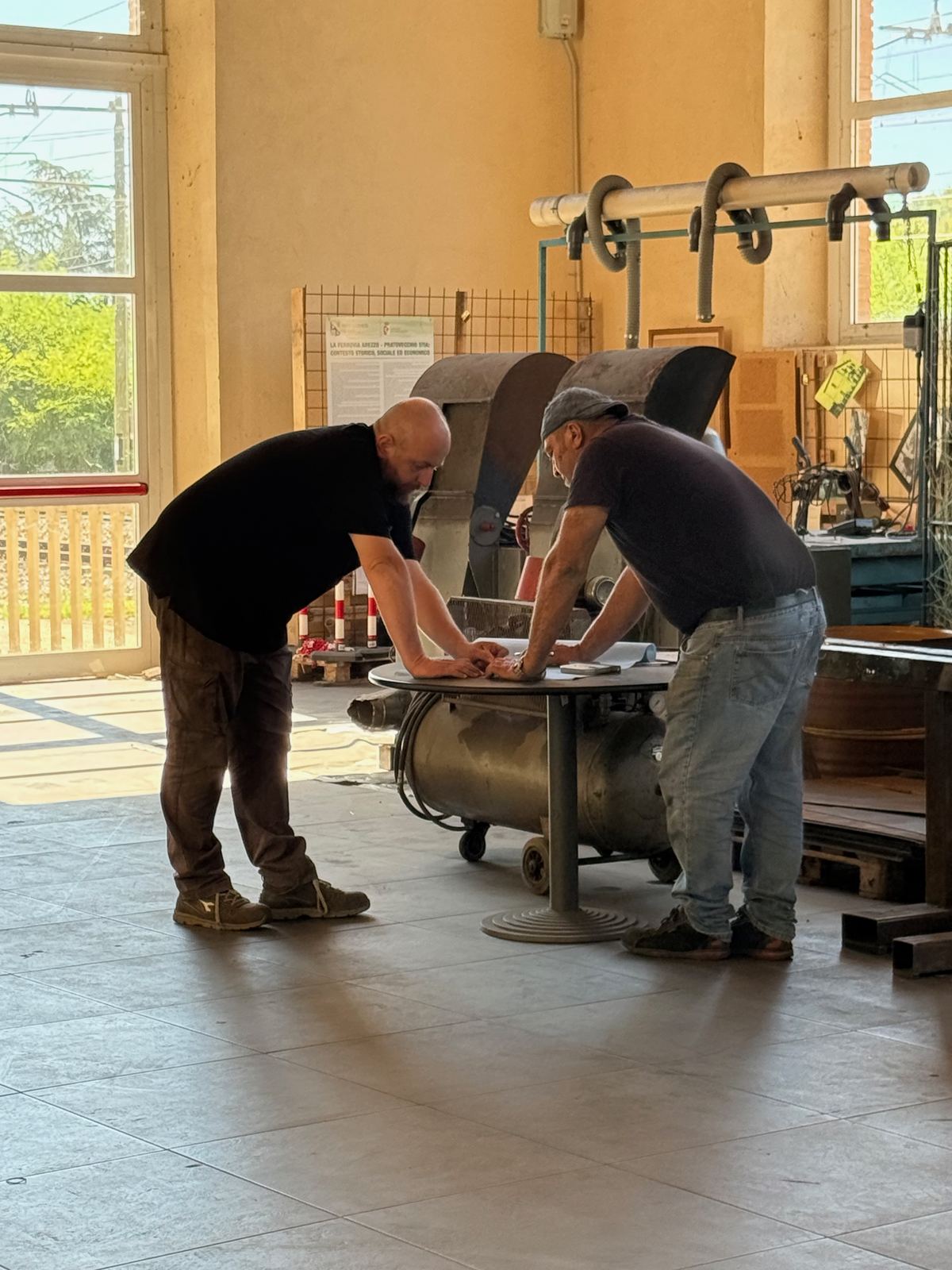 Roberto Magni durante una lezione di forgiatura con un allievo