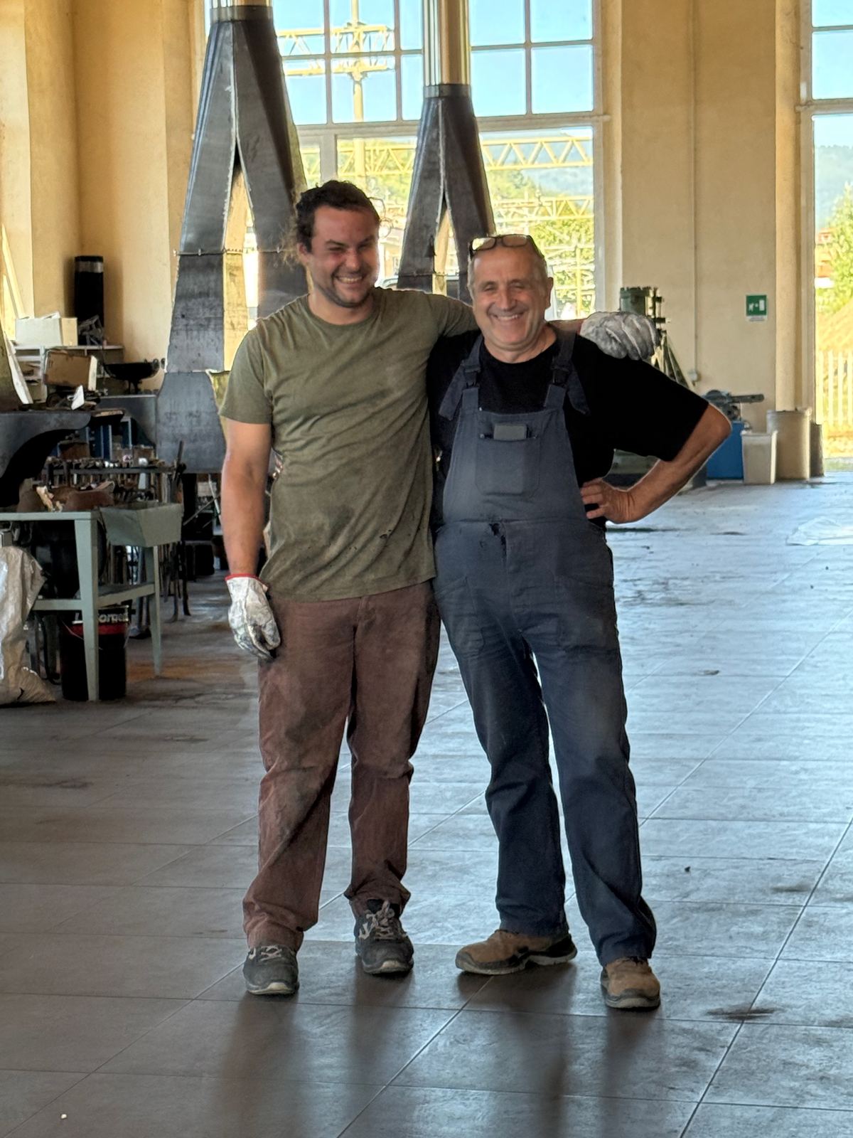 Roberto Magni, Maestro alla Scuola di Forgiatura di Stia, con un allievo