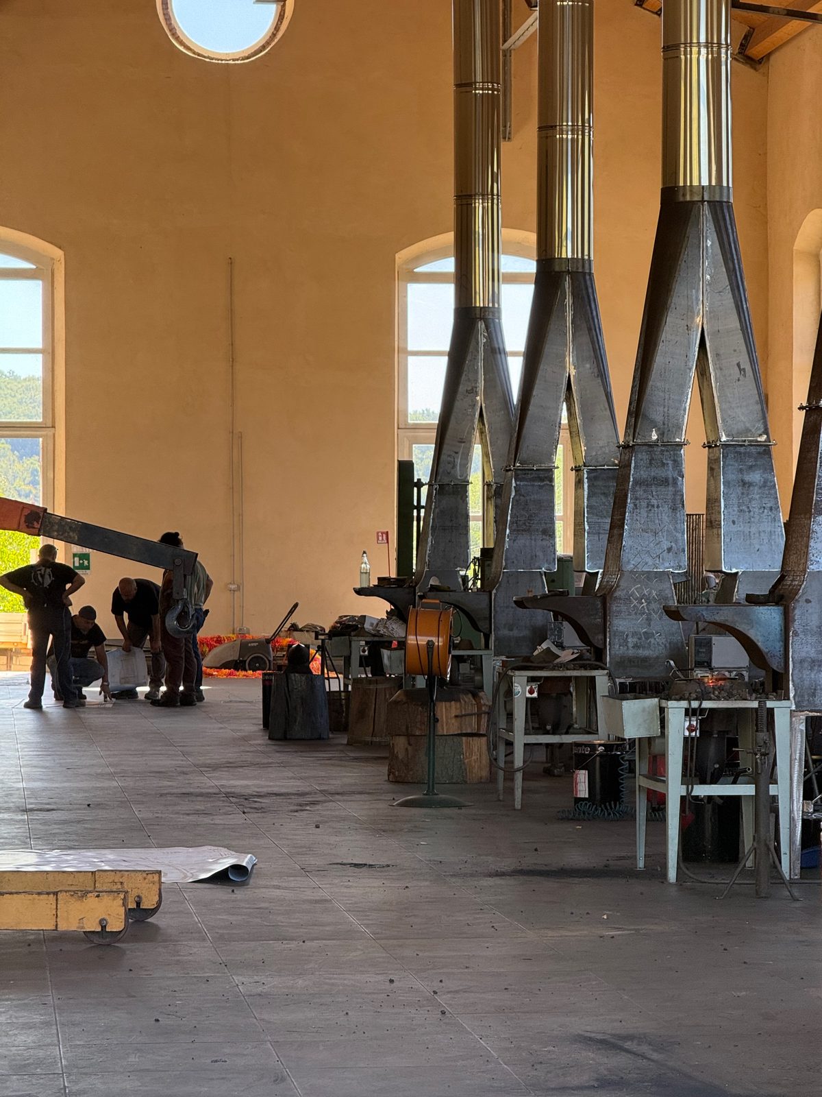 Interno della Scuola di Forgiatura di Stia con le forge storiche